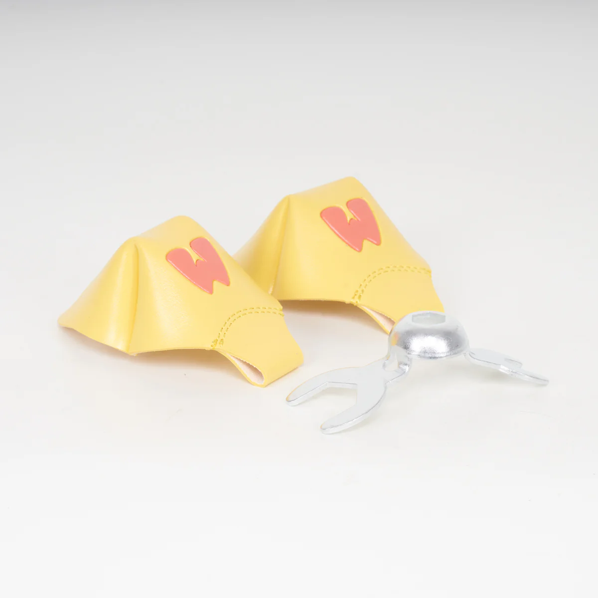 Moxi Beach Bunny Strawberry / Lemon Rollerskates - Image 4
